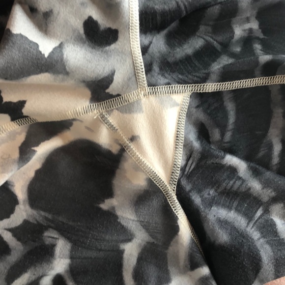 Lululemon 6 Wunder Under Crop Pants Amalia Feathers White, Grey, Black Funky - Picture 13 of 15